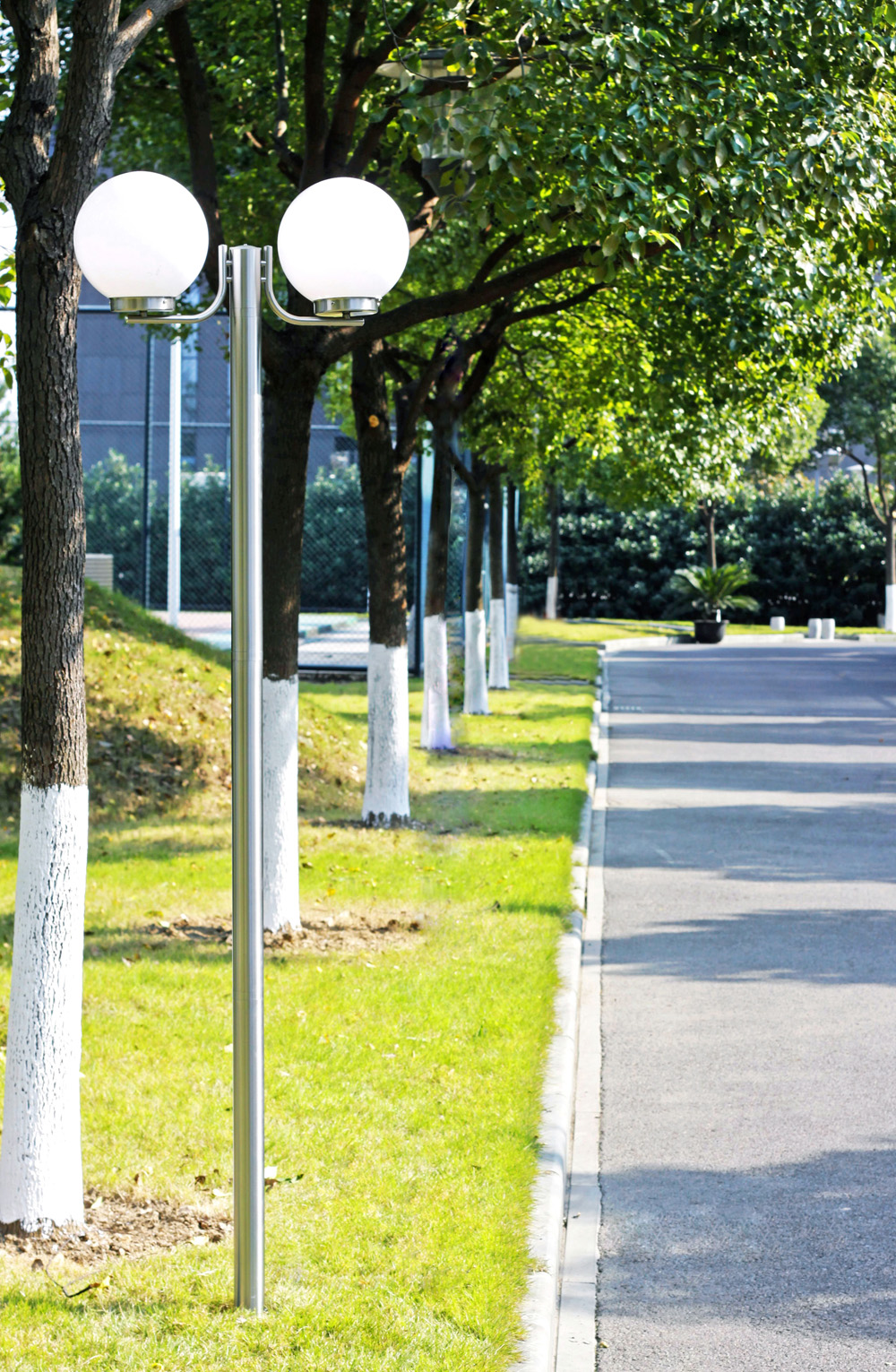 Lampadaire dextérieur en inox design moderne blanc 3 têtes 220 cm
