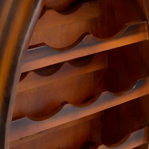 CASIER pour 17 bouteilles de vin, forme coque bateau, bois laqué