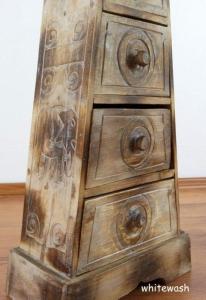 Commode pyramide en bois exotique, coloris brut