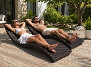 Lot de 2 bains de soleil en résine tressée chocolat – Structure aluminium