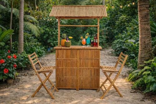 Ensemble bar de jardin en bambou avec toit – Comptoir + 2 chaises pliantes