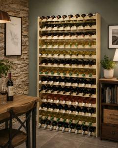 CASIER A VIN en pin massif pour 135 bouteilles, naturel