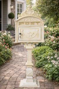 Boîte aux lettres sur pied en fonte lourde – Style antique – Blanc antique