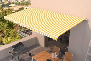 STORE BANNE 6 x 3 mètres, motorisé, jaune/blanc