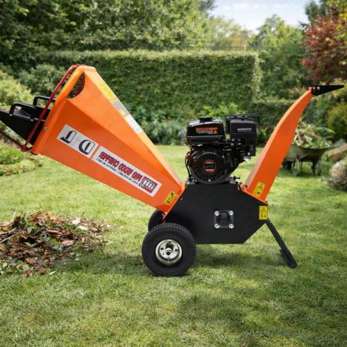 BROYEUR de végétaux, moteur 6,5 CV, sur roues.