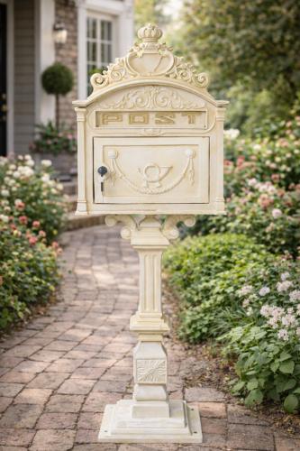 Boîte aux lettres sur pied en fonte lourde – Style antique – Blanc antique
