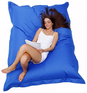 Pouf g&eacute;ant bleu avec une personne install&eacute;e pour lire