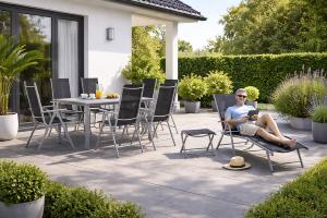 Salon de jardin aluminium gris, avec table, 6 fauteuils, chaise longue et repose-pieds